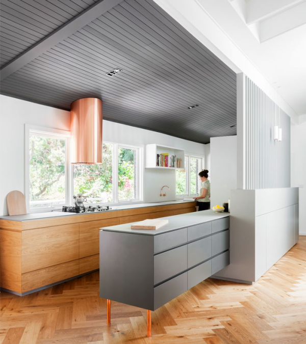 Küchentrends 2021 moderne Küche viel Holz Parkettboden Dunstabzugshaube in Kupfer Fenster zum Hinterhof