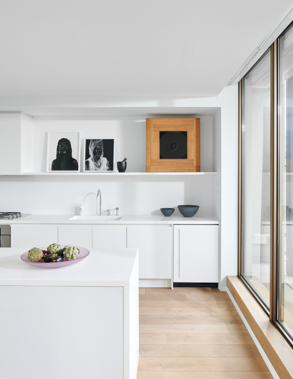 Küchentrends 2021 schöne Akzente in Schwarz aus Holz beleben die weiße Küche attraktiv und trendy