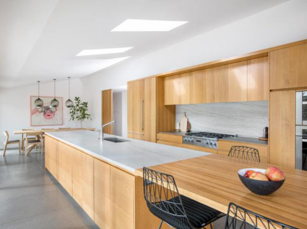 Küchentrends 2021 viel Holz Küchenschränke elegante Gestaltung perfektes Küchendesign