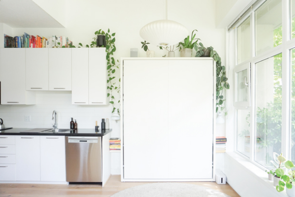 Küchentrends 2021 weiße Küche modern frisch mit grünen Pflanzen echter Klassiker absolut zeitlos