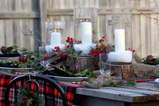 Weihnachtsdeko für draußen Esstisch weihnachtlich dekoriert drei Kerzen in Glas