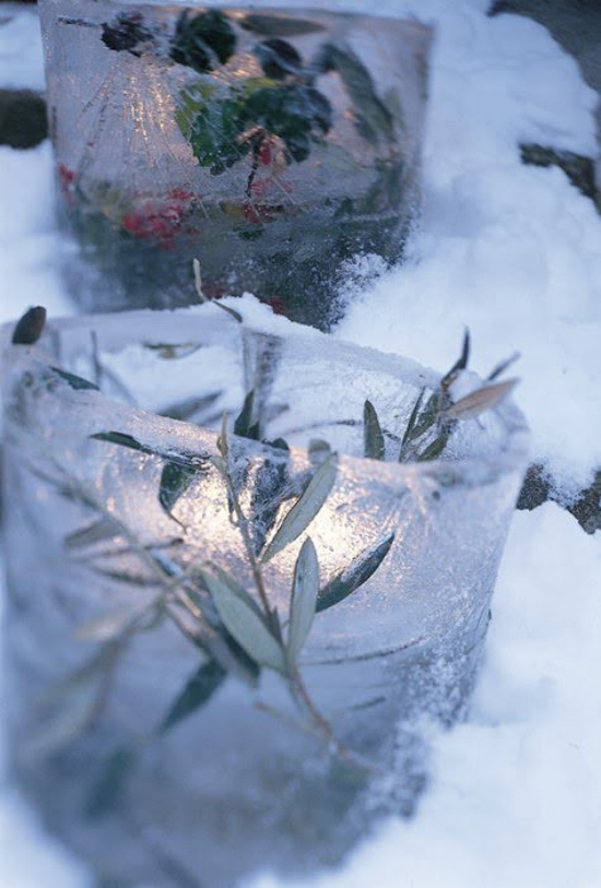 Weihnachtsdeko für draußen Glasgefäße mit Solar Lampen im Schnee Rosmarinblätter