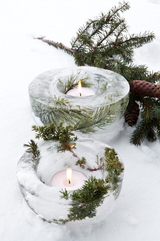 Weihnachtsdeko für draußen Teelichter in Glasgefäßen im Schnee