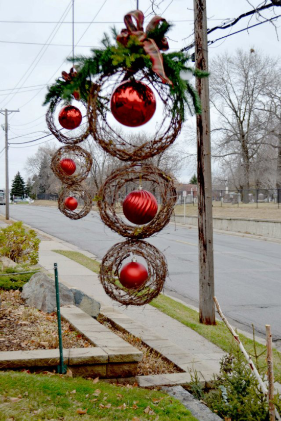 Weihnachtsdeko für draußen Weihnachtskränze mit roten Christbaumkugeln Hingucker von weitem
