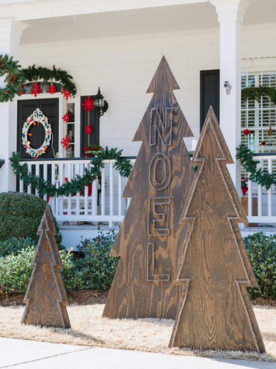 Weihnachtsdeko für draußen drei kleine Tannenbäume aus Holz nett beschriften
