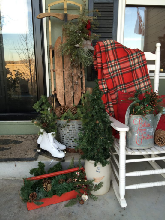 Weihnachtsdeko für draußen im rustikalen Stil Rot und Grün dominieren Schlitten Schlittschuhe