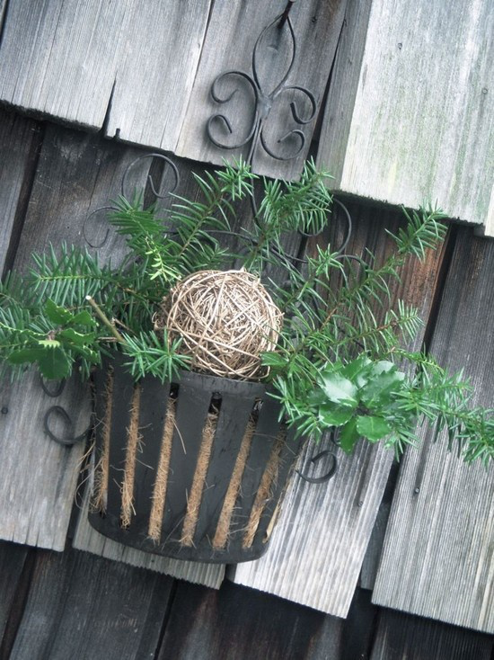Weihnachtsdeko für draußen im rustikalen Stil kleiner Korb aus Metall Rosmarin Zweige darin