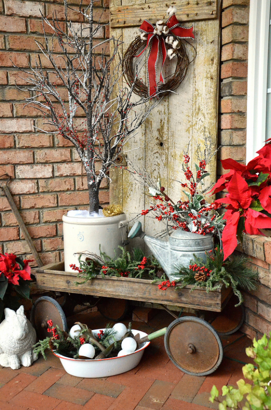 Weihnachtsdeko für draußen rustikal geschmückte Ecke auf der Veranda
