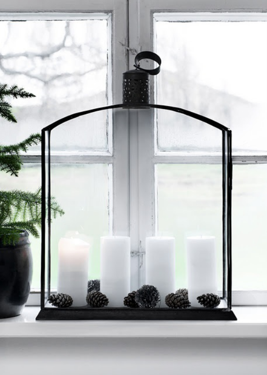 skandinavische Weihnachtsdeko Fensterdekoration weiße Kerzen Zapfen Naturmaterialien