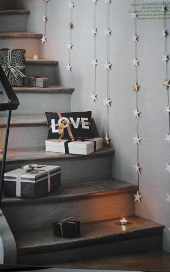 skandinavische Weihnachtsdeko Lichter dekorierte Treppen Weihnachtsgeschenke
