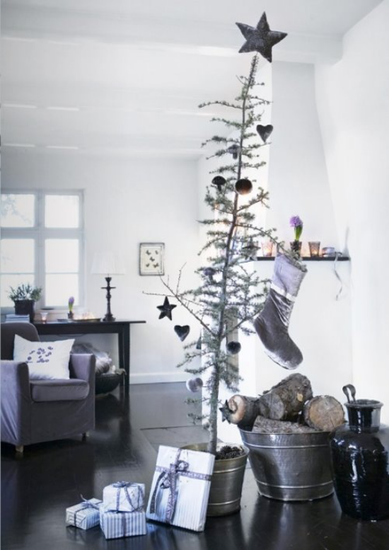 skandinavische Weihnachtsdeko Tannenbaum Geschenke wenig Schmuck rustikale Atmosphäre