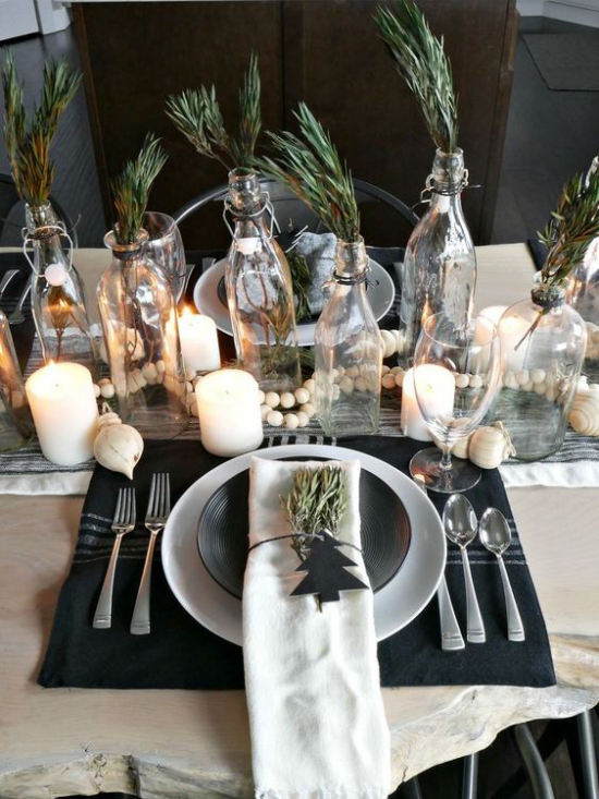 skandinavische Weihnachtsdeko Tischdeko festlich gedeckter Tisch Schmuck auf Servietten Tannengrün Gläser