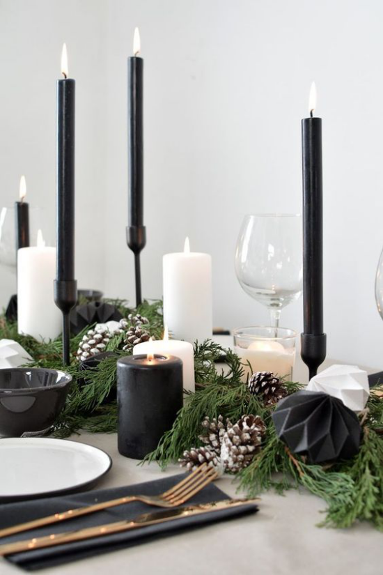 skandinavische Weihnachtsdeko Tischdeko festlich gedeckter Tisch weiße und schwarze Kerzen Tannengrün edles Besteck