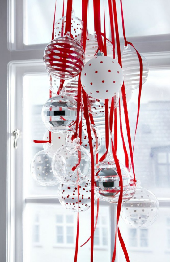 skandinavische Weihnachtsdeko Weihnachtskugeln rote Schleifen Fensterdeko