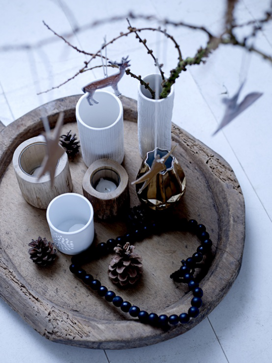 skandinavische Weihnachtsdeko auf Holztablett Kleine Deko Artikel schwarze Kette