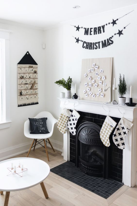 skandinavische Weihnachtsdeko in Weiß und Schwarz um den Kamin