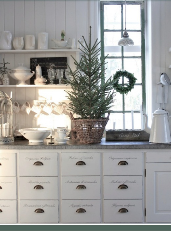 skandinavische Weihnachtsdeko kleiner Christbaum auf der Arbeitsplatte in der Küche