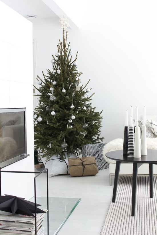 skandinavische Weihnachtsdeko kleiner Christbaum wenig Weihnachtsschmuck in der Ecke des Wohnzimmers ideen