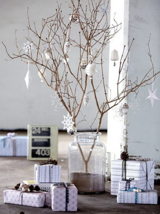 skandinavische Weihnachtsdeko schön dekorierte kahle Zweige Weihnachtsgeschenke darunter