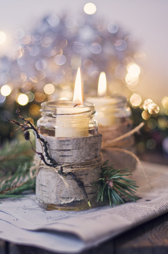skandinavische Weihnachtsdeko weiße Kerze im Glas mit Birkenrinde umwickelt