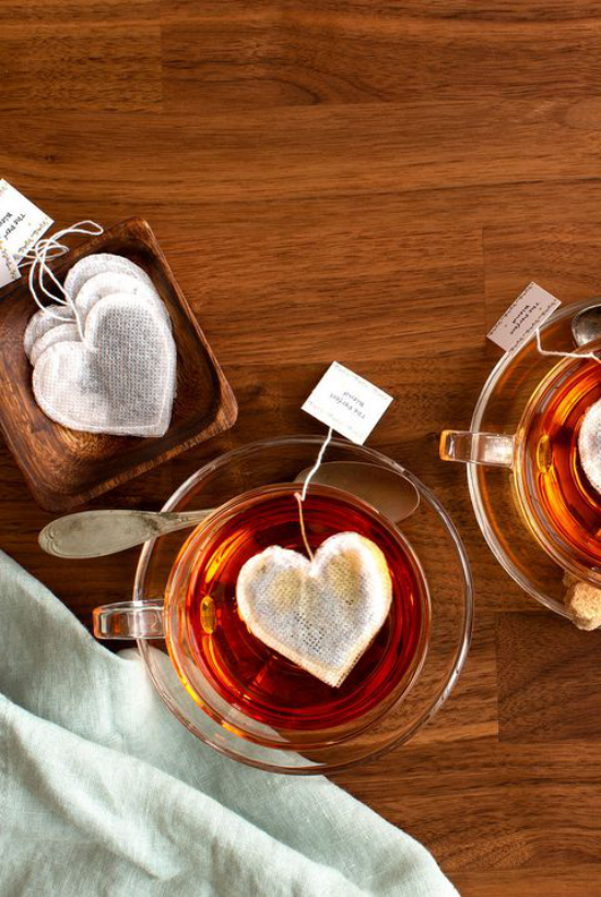 Valentinsgeschenke für Sie und Ihn Tee trinken Teebeutel in Herzform schmeckt vorzüglich