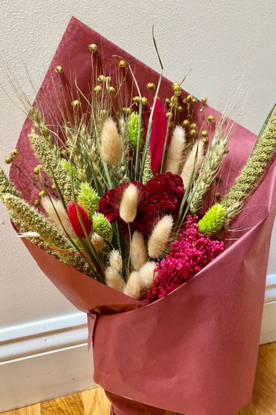 Valentinsgeschenke für Sie und Ihn ein Strauß aus trockenen Blumen Ziergräser schön verpackt