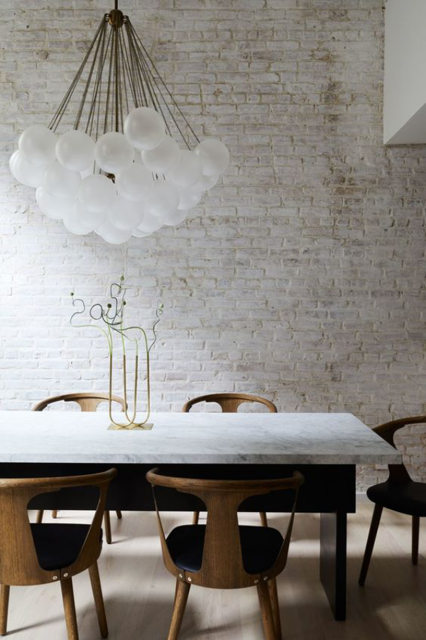 weiße Ziegelwand Blickfang im modern eingerichteten Esszimmer Hängeleuchten Esstisch Stühle