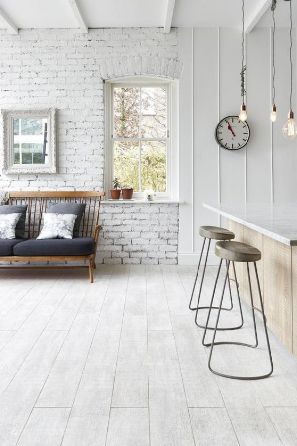 weiße Ziegelwand Küche und Wohnzimmer in einem Raum Grau dominiert wenig Möbel Gefühl für Weite
