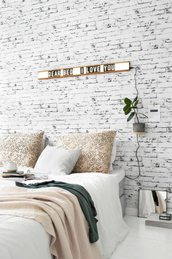 weiße Ziegelwand im Schlafzimmer Hingucker hinter dem Schlafbett ruhige Wohnatmosphäre
