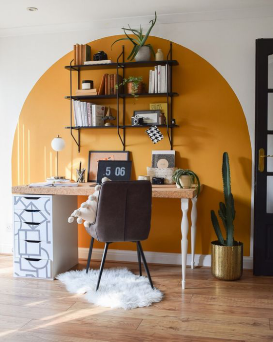 Gelbe Akzentwand im Interieur Home Office interessante bogenförmige Gestaltung sehr einladend und ansprechend