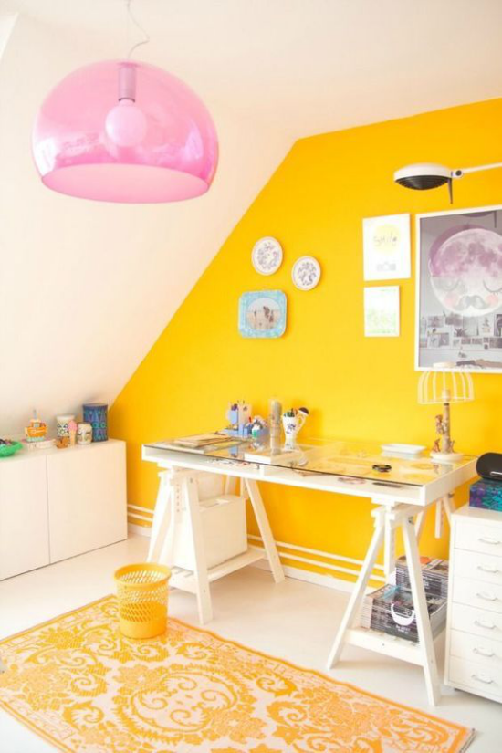Gelbe Akzentwand im Interieur Kinderzimmer schafft fröhliche Raumatmosphäre mit positiver Energie aufgeladen