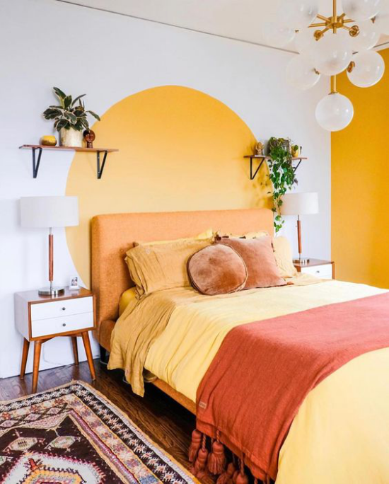Gelbe Akzentwand im Interieur Schlafzimmer Gelb Orange Terrakotta warme Raumatmosphäre