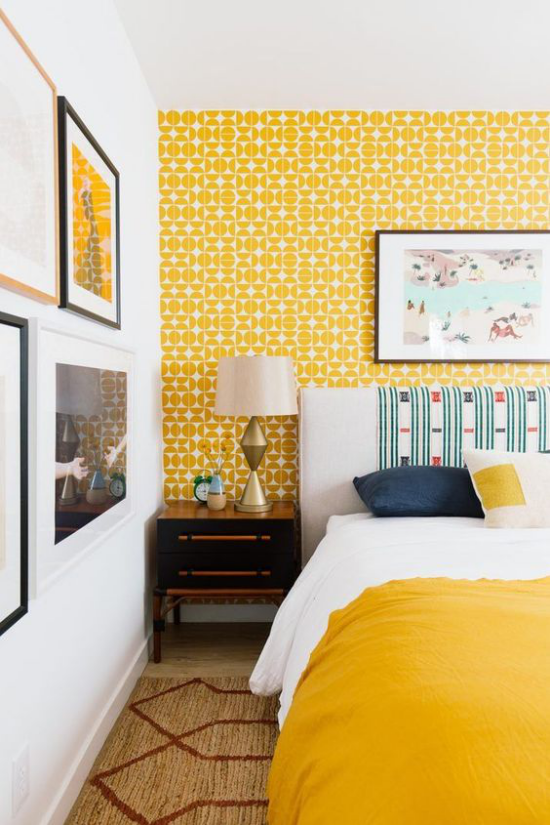 Gelbe Akzentwand im Interieur Schlafzimmer fein gemusterte Wandtapete am richtigen Platz