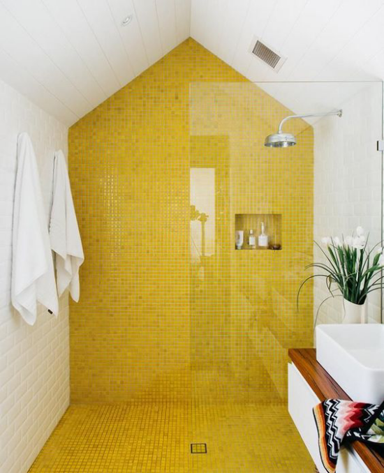 Gelbe Akzentwand im Interieur gelbe Fliesen bringen die Sonne ins Badezimmer sehr attraktive Gestaltung