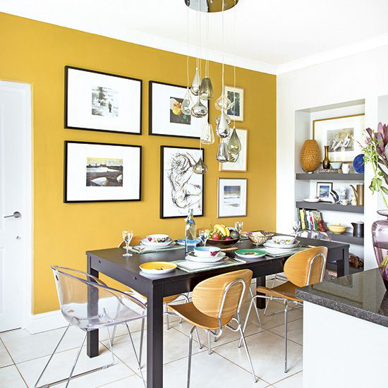 Gelbe Akzentwand im Interieur im Esszimmer regt den Appetit an schöne Raumgestaltung Esstisch Wandbilder
