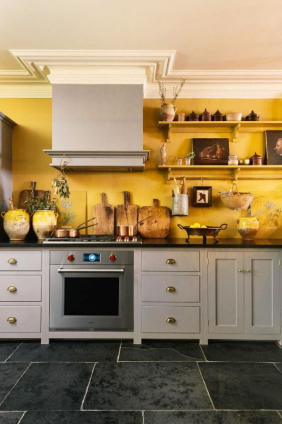 Gelbe Akzentwand im Interieur in der Küche Küchenrückwand viel Sonnenschein