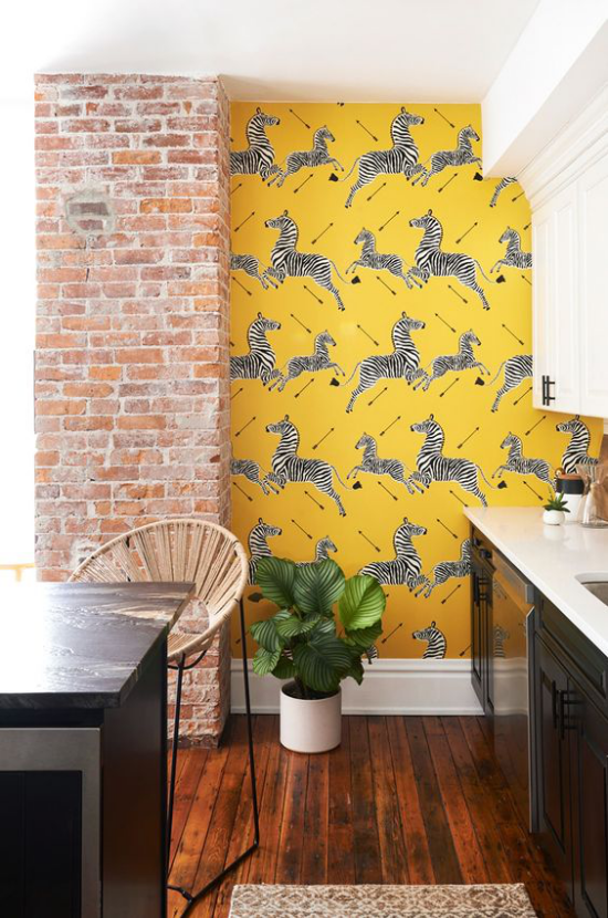 Gelbe Akzentwand im Interieur in der Küche weiter gemustert Zebras