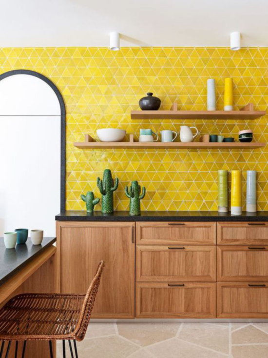Gelbe Akzentwand im Interieur moderne Küche gelbe Fliesen Küchenschränke Regale