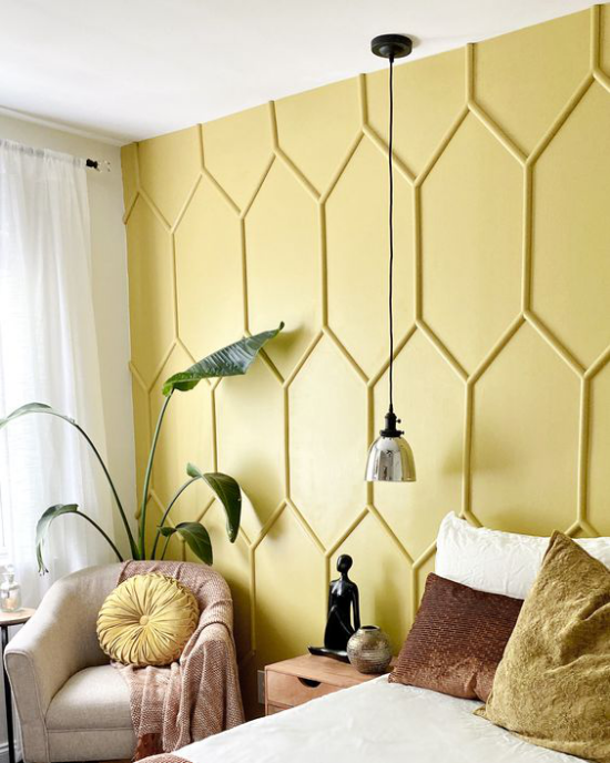 Gelbe Akzentwand im Interieur schönes Schlafzimmer eine beruhigende blasse Gelbnuance