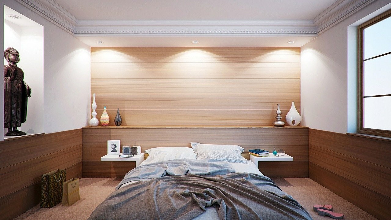 Moderne Materialien in der Inneneinrichtung Wandpaneele aus Holz schaldämpfend geräumiges Schlafzimmer