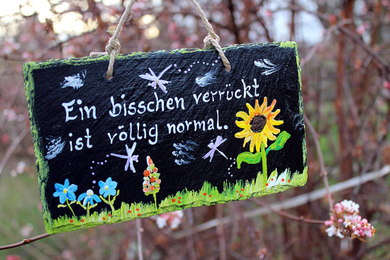 Türschilder Frühling fröhliche Deko fröhliche Beschriftung auf schwarzem Hintergrund mit bunten Blumen verziert