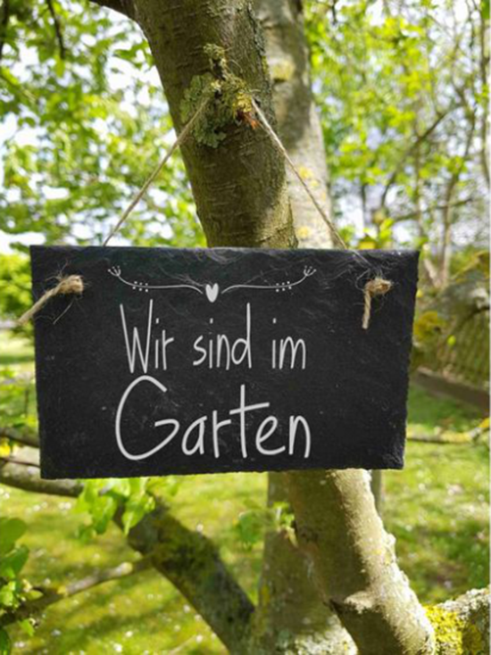 Türschilder Frühling fröhliche Deko schwarzer Hintergrund Schild am Baum im Garten Nachricht