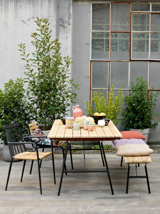 Veranda frühlingshaft gestalten Frühstückstisch einfache Outdoor Möbel gemütliche Atmosphäre vie Grün ansprechende Farben