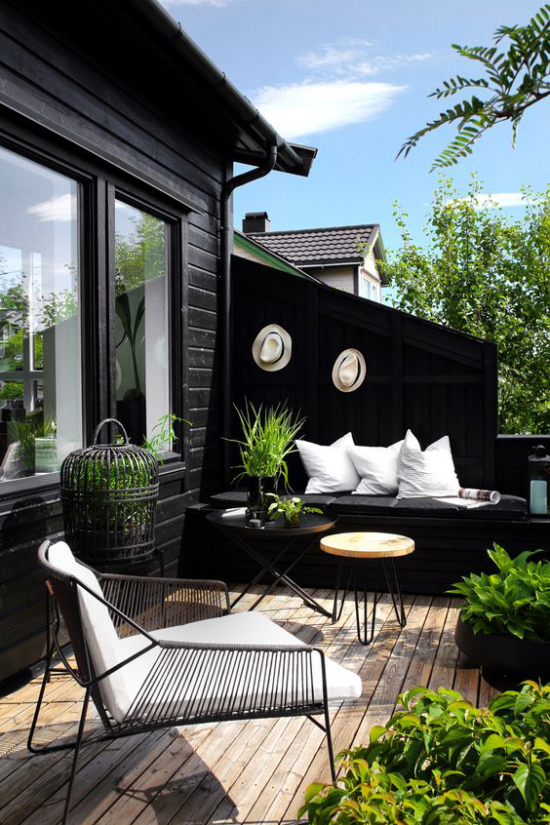 Veranda frühlingshaft gestalten in schwarz und weiß viel Stil und Geschmack zeigen Kontraste schaffen Holzboden