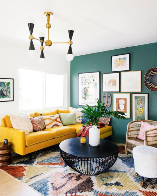 leuchtendes Gelb im Wohnzimmer Olivgrün an der Wand viele andere Farben ein Mix jedoch viel Gemütlichkeit
