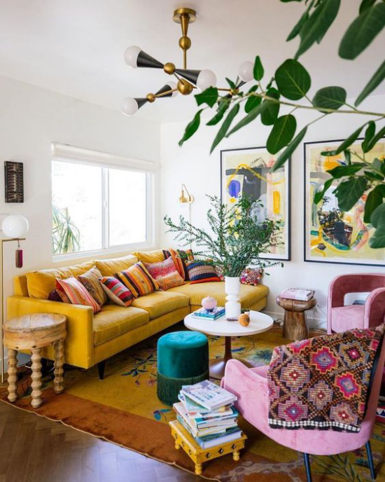 leuchtendes Gelb im Wohnzimmer farbenfrohe Raumgestaltung viel Gemütlichkeit bunte Ethno Elemente