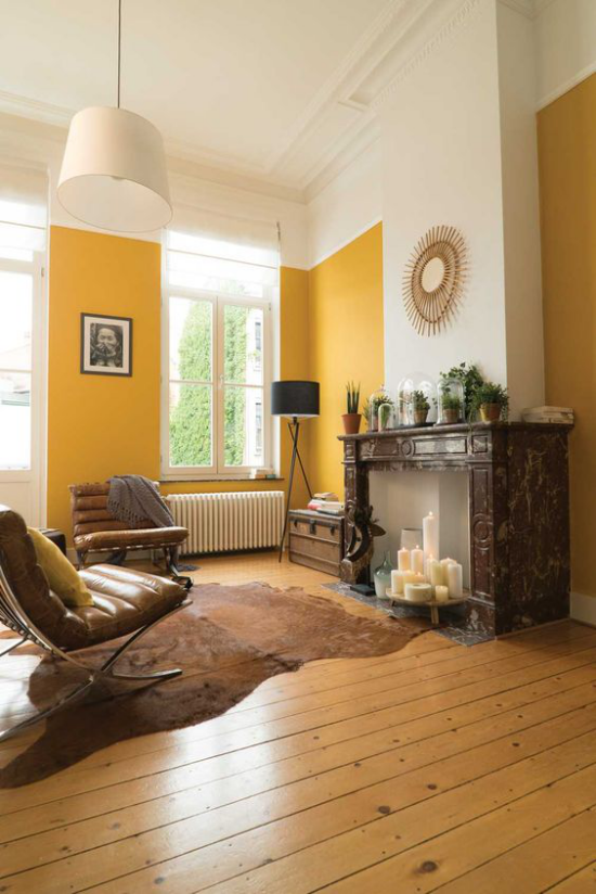 leuchtendes Gelb im Wohnzimmer gelbe Wände Holzboden Pelz eine sonnige äußerst gemütliche Atmosphäre