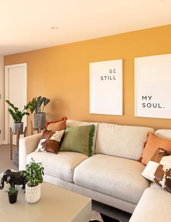 leuchtendes Gelb im Wohnzimmer sehr stilvolle Einrichtung positive Wirkung auf Geist und Seele