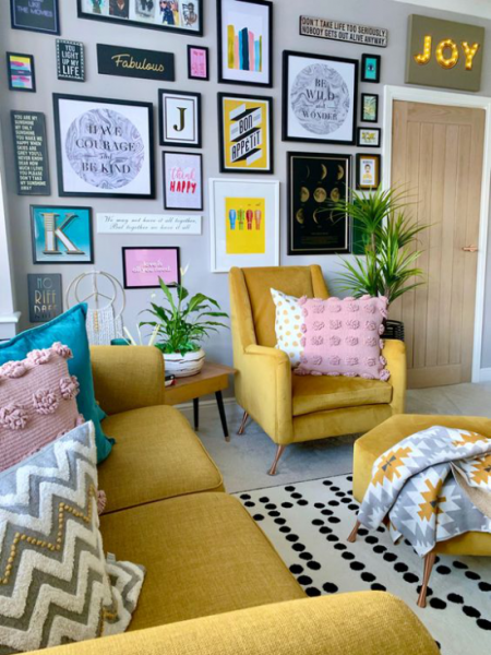 Leuchtendes Gelb im Wohnzimmer schafft eine fröhliche und positiv