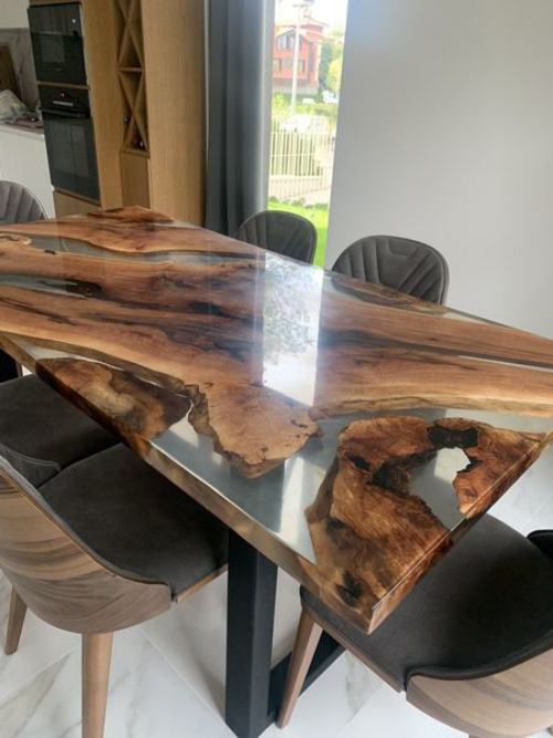 moderne Materialien in der Inneneinrichtung auffälliger Tisch aus Holz und Metall auffälliges Design